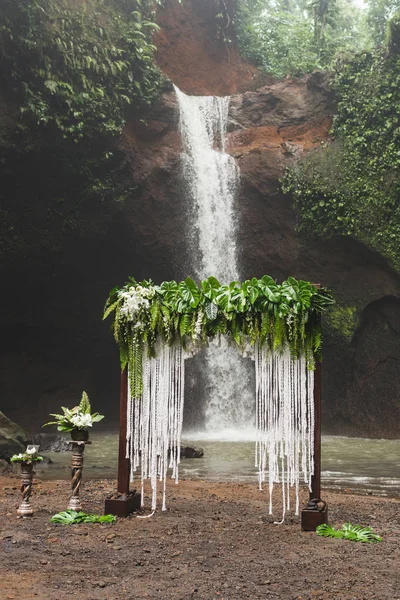 Tropical Wedding Ceremony Waterfall View — Stock Photo, Image