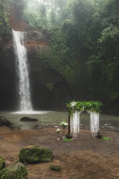 Tropical Wedding Ceremony Waterfall View — Stock Photo, Image