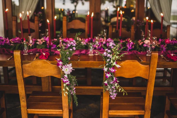 Houten Bruiloft Tabel Versierd Met Rode Kaarsen Roze Doek Paars — Stockfoto