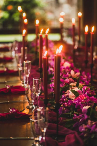 Дерев Яний Весільний Стіл Прикрашений Червоними Свічками Рожевою Тканиною Фіолетовими — стокове фото