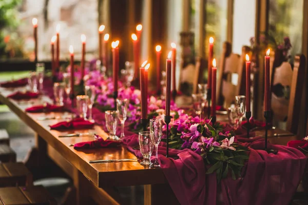 Mesa Casamento Madeira Decorada Com Velas Vermelhas Pano Rosa Orquídeas — Fotografia de Stock