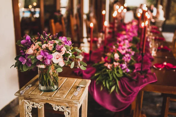 Τραπέζι Ξύλινο Γάμου Διακοσμημένη Κόκκινα Κεριά Ροζ Ύφασμα Και Μωβ — Φωτογραφία Αρχείου