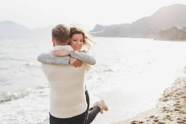 Hombre Mujer Enamorados Disfrutando Juntos Cerca Del Mar —  Fotos de Stock