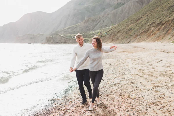 Homem Mulher Apaixonados Desfrutando Juntos Perto Mar — Fotografia de Stock