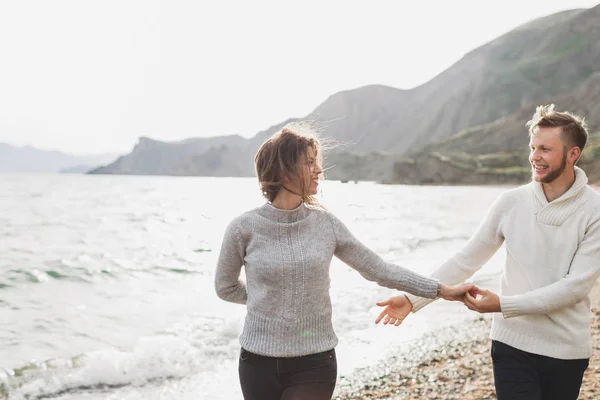 Homem Mulher Apaixonados Desfrutando Juntos Perto Mar — Fotografia de Stock