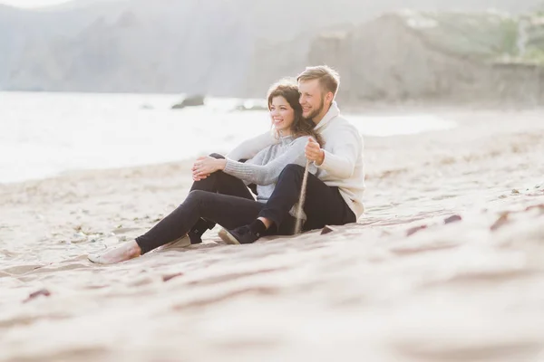 Homem Mulher Felizes Sentados Areia Perto Mar Humor Romântico — Fotografia de Stock