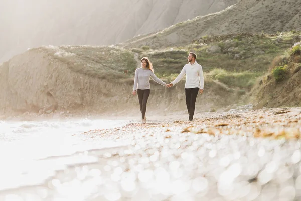 Pareja Caminando Por Playa Arena Vacía Con Increíbles Vistas Montaña —  Fotos de Stock