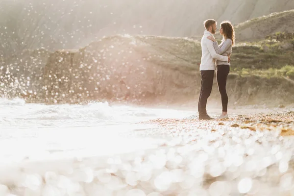 Casal Caminhando Pela Praia Areia Vazia Com Incrível Vista Para — Fotografia de Stock