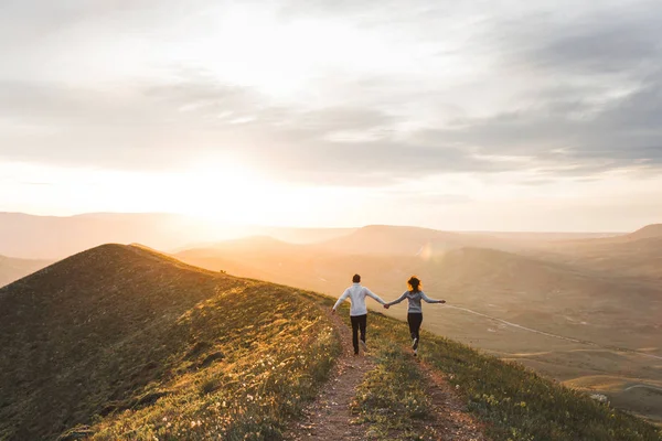 Ungt Par Kör Tillsammans Sunset Hill Med Fantastisk Utsikt Över — Stockfoto