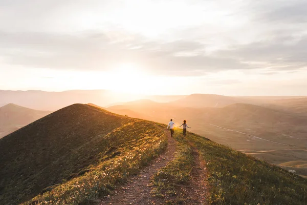 Ungt Par Kör Tillsammans Sunset Hill Med Fantastisk Utsikt Över — Stockfoto