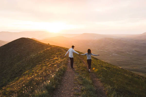 Junges Paar Läuft Gemeinsam Durch Sonnenuntergang Hügel Mit Herrlichem Blick — Stockfoto