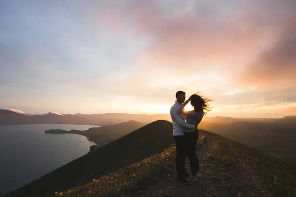 Lyckligt Par Kramar Och Kyssar Solnedgången Med Fantastiska Berg Visa — Stockfoto
