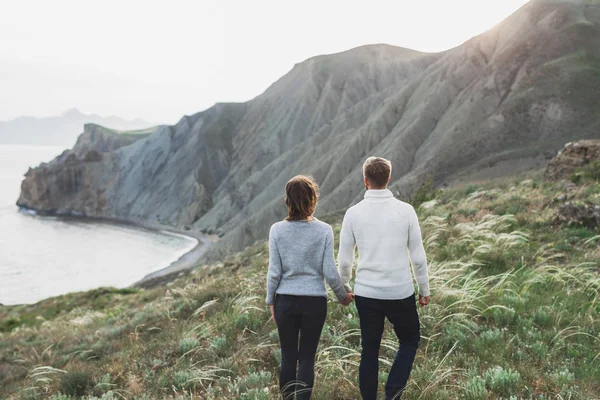 Young Couple Walking Nordic Sea Coast Mountain View Spring Casual — Stock Photo, Image