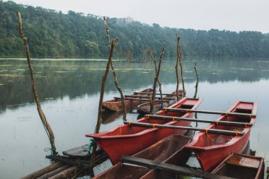 İki geleneksel çift Bali dili Tamblingan gölde tekne