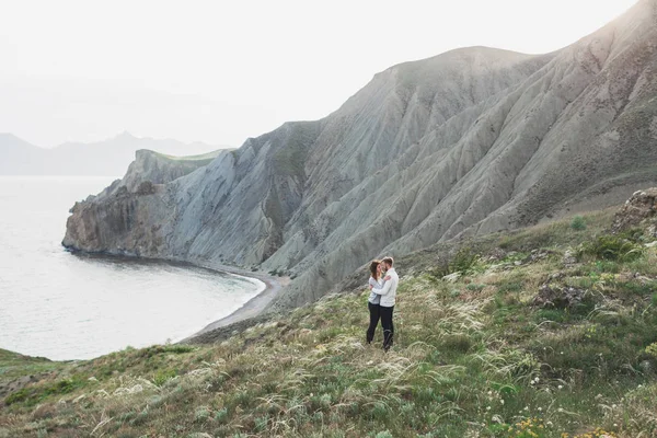 Ungt Par Promenader Nordiska Havet Kusten Med Utsikt Över Bergen — Stockfoto