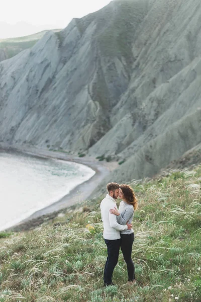 Young Couple Walking Nordic Sea Coast Mountain View Spring Casual — Stock Photo, Image