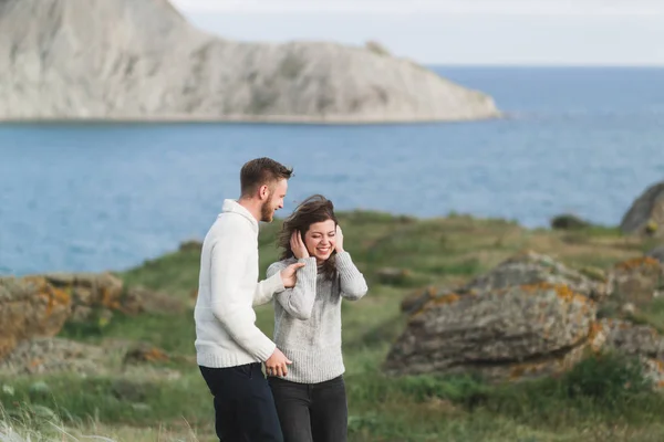 Young Couple Walking Nordic Sea Coast Mountain View Spring Casual — Stock Photo, Image