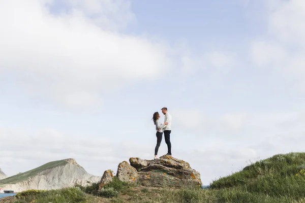 Young Couple Walking Nordic Sea Coast Mountain View Spring Casual — Stock Photo, Image