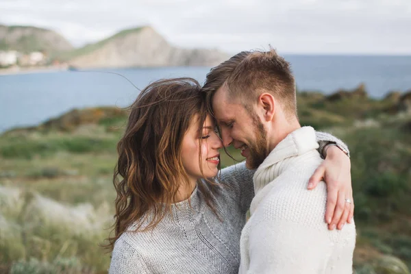 Jovem Casal Andando Costa Mar Nórdico Com Vista Para Montanha — Fotografia de Stock