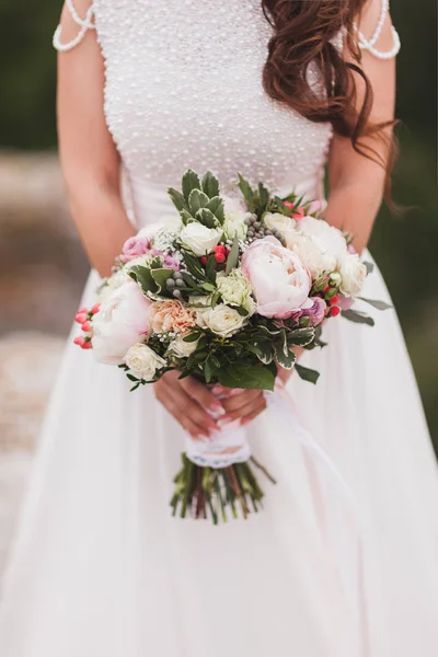 Невеста Держит Руках Красивый Букет Цветов Классическом Стиле Пионскими Белыми — стоковое фото