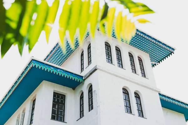 Білий Будинок Блакитним Дахом Традиційному Східному Стилі — стокове фото