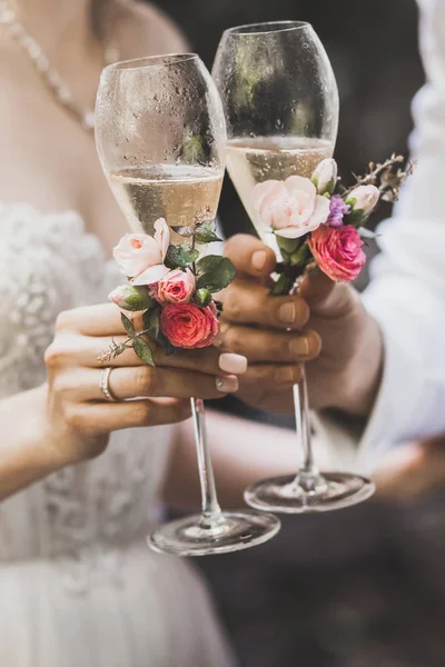 Two Decorated Champagne Glasses Couple Hands Together — Stock Photo, Image