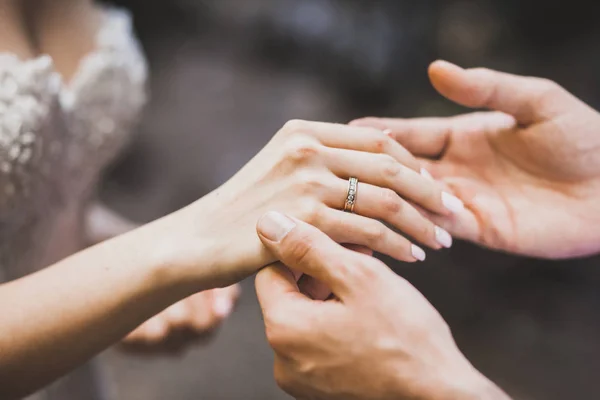 Man Teder Zetten Ring Aan Kant Van Vrouw — Stockfoto