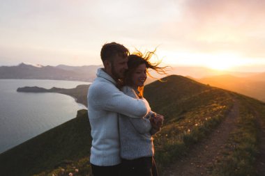 Erkek ve kadın birlikte, mutlu, birbirinize nazik yakın çekim portre. Güzel günbatımı ışıkta, Rüzgar saç siluet