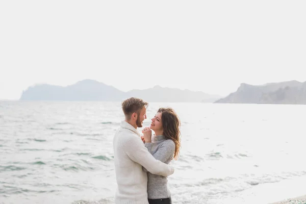 Uomo Donna Innamorati Che Godono Insieme Vicino Mare Corrono Vicino — Foto Stock