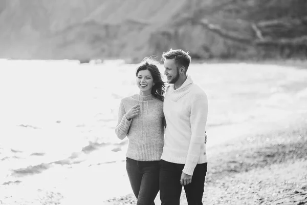 男と女を愛する海のビーチで実行近く一緒に楽しんで笑って キスとハグ — ストック写真