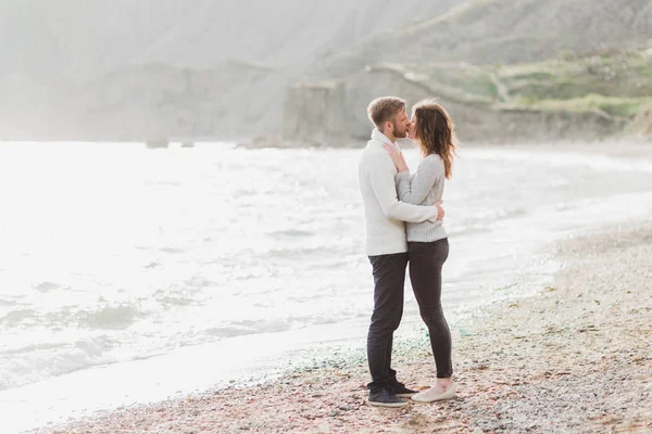 男と女を愛する海のビーチで実行近く一緒に楽しんで笑って キスとハグ — ストック写真