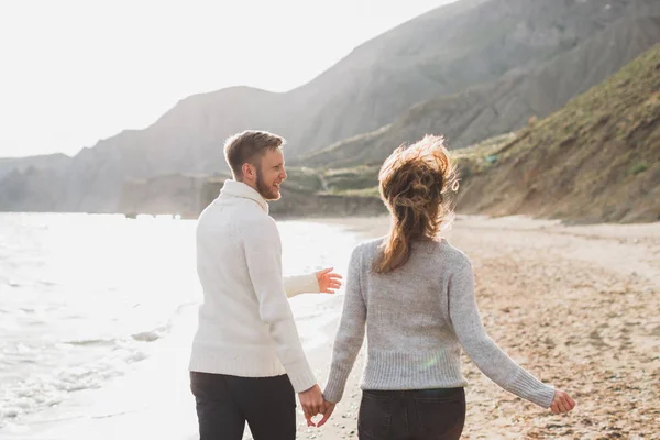 Verliebte Männer Und Frauen Genießen Gemeinsam Das Meer Laufen Strand — Stockfoto