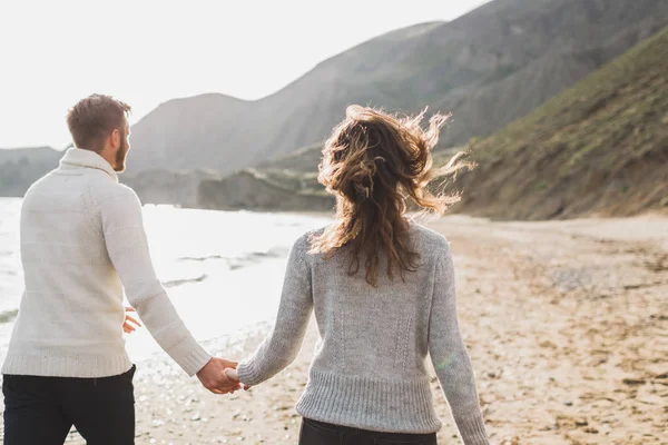 Homme Femme Amoureux Jouissant Ensemble Près Mer Courant Bord Plage — Photo