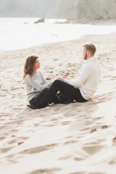 Lycklig Man Och Kvinna Som Sitter Sand Nära Havet Romantisk — Stockfoto