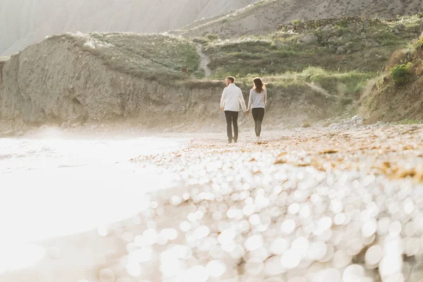 Par Walking Tom Strand Med Fantastisk Utsikt Över Bergen Med — Stockfoto