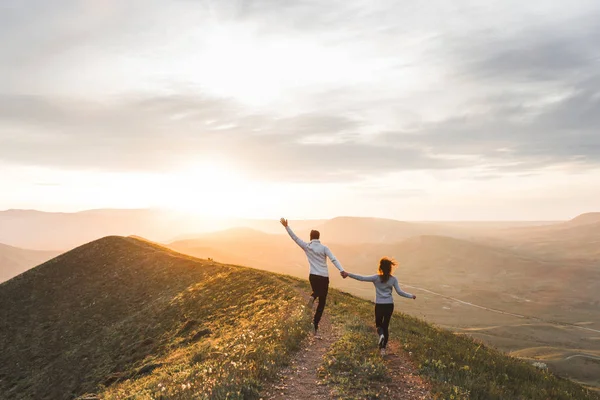 Genç Çift Birlikte Çalışan Sunset Hill Tarafından Inanılmaz Dağ Manzaralı — Stok fotoğraf