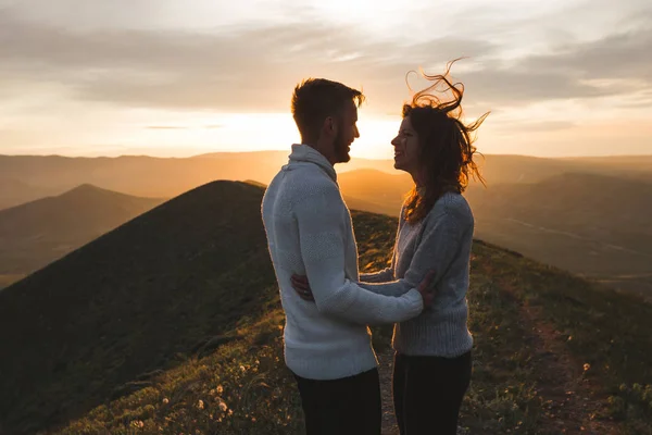 Pareja Feliz Abrazándose Besándose Atardecer Con Una Vista Increíble Montaña —  Fotos de Stock