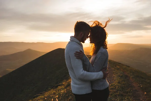 幸福的情侣拥抱和亲吻在日落迷人的山景 温暖的傍晚阳光 — 图库照片
