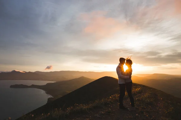 Happy Couple Hugging Kissing Sunset Witn Amazing Mountain View Warm — Stock Photo, Image