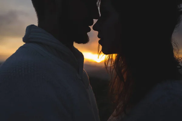 男と女一緒に お互いを見ての穏やかなクローズ アップの肖像 美しい夕焼けの光に髪に風のシルエット — ストック写真