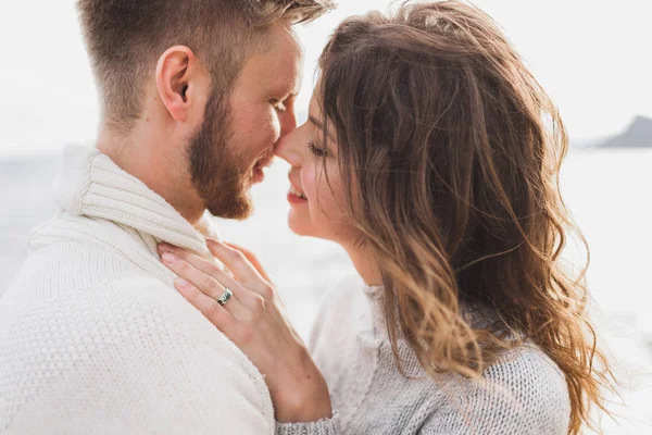 Retrato Primer Plano Del Hombre Mujer Juntos Felices Mirándose Sonriendo —  Fotos de Stock