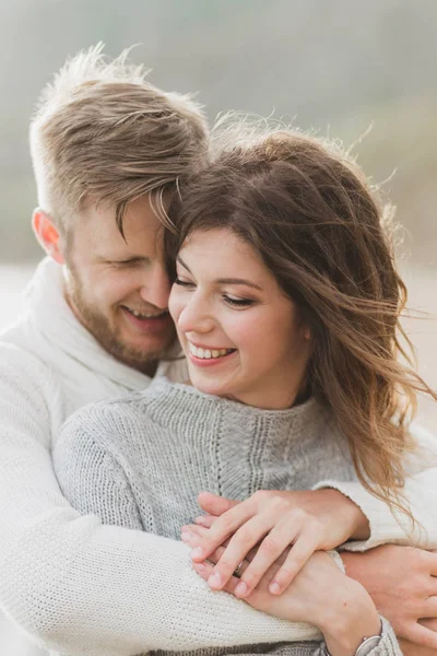 Retrato Homem Mulher Juntos Felizes Olhar Para Outro Sorrindo Beijando — Fotografia de Stock