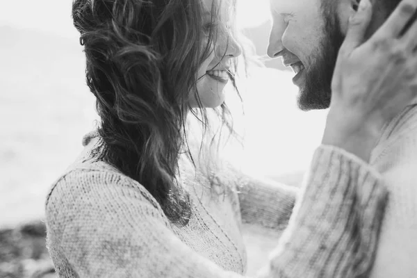 Retrato Homem Mulher Juntos Felizes Olhar Para Outro Sorrindo Beijando — Fotografia de Stock