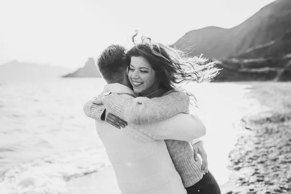 Retrato Homem Mulher Juntos Felizes Olhar Para Outro Sorrindo Beijando — Fotografia de Stock