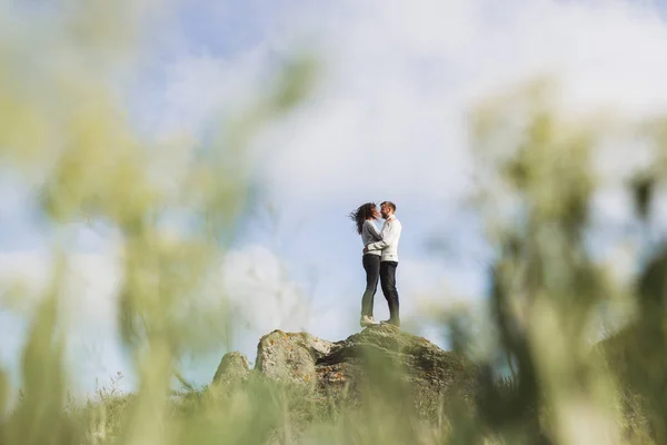 Young Couple Walking Together — Stock Photo, Image