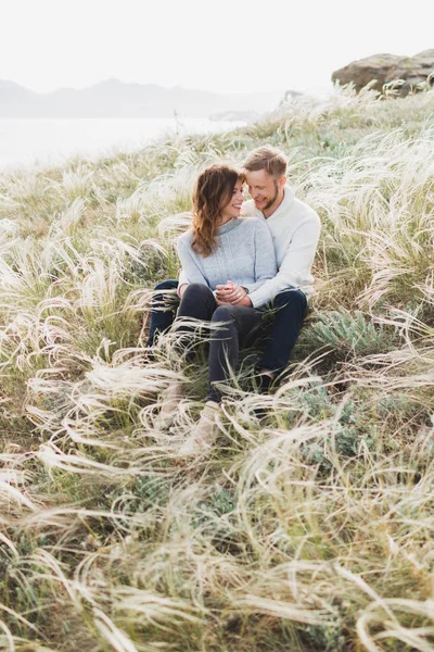 Joyeux Jeune Couple Amoureux Assis Dans Prairie Herbe Plumes Riant — Photo