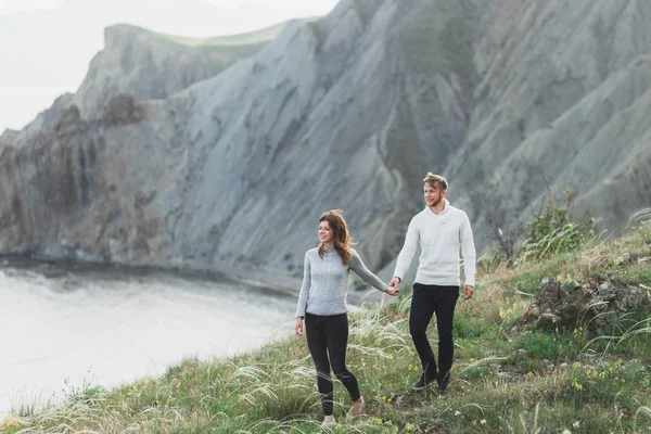 Młoda Para Spaceru Nordic Morzem Widokiem Góry Wiosną Swetry Odzież — Zdjęcie stockowe