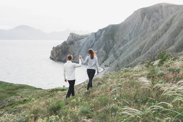 Junges Paar Beim Wandern Der Nordischen Küste Mit Bergblick Frühling — Stockfoto
