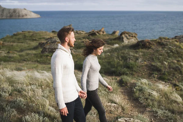 Jovem Casal Andando Costa Mar Nórdico Com Vista Para Montanha — Fotografia de Stock