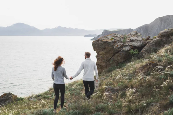 Young Couple Walking Nordic Sea Coast Mountain View Spring Casual — Stock Photo, Image